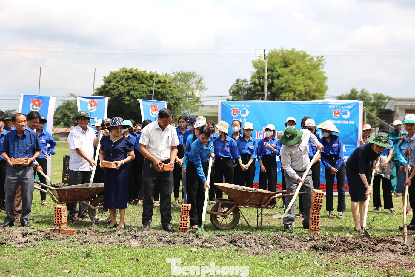 Khởi công nhà vệ sinh cho em