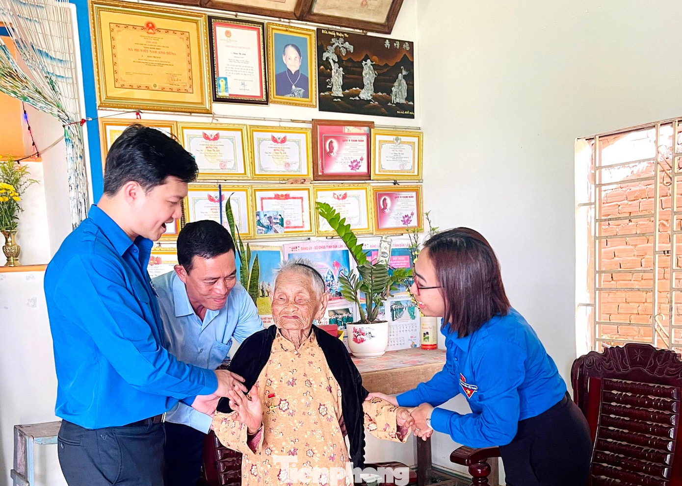 Mẹ Lịch có 6 người con, trong đó 2 con liệt sĩ. Hiện mẹ đang sống với người con trai tên Lê Lược. Mẹ Lịch có 6 người con, trong đó 2 con liệt sĩ. Hiện mẹ đang sống với người con trai tên Lê Lược.