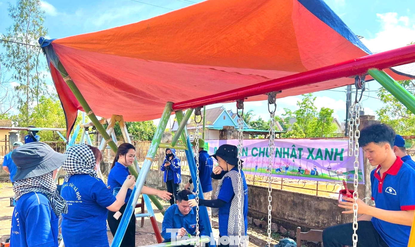 Đối với cấp huyện, sửa chữa, nâng cấp khu vui chơi thiếu nhi, tặng quần áo cho các hộ khó khăn.