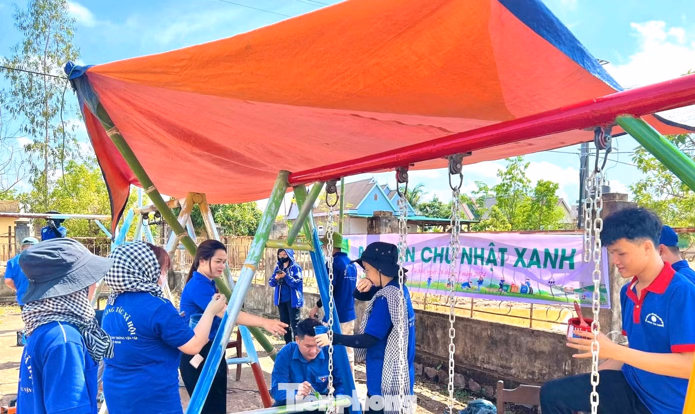 Đối với cấp huyện, sửa chữa, nâng cấp khu vui chơi thiếu nhi, tặng quần áo cho các hộ khó khăn.