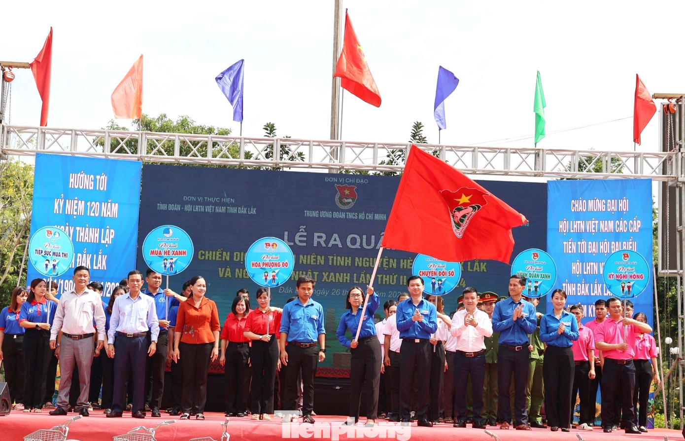 Bí thư Trung ương Đoàn Nguyễn Minh Triết trao cờ xuất quân Chiến dịch Thanh niên tình nguyện hè năm 2024