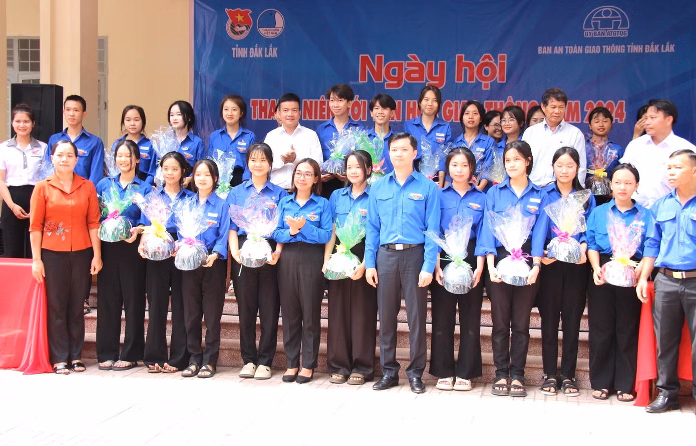 Học sinh nhận mũ bảo hiểm tại Ngày hội thanh niên với văn hoá giao thông năm 2024