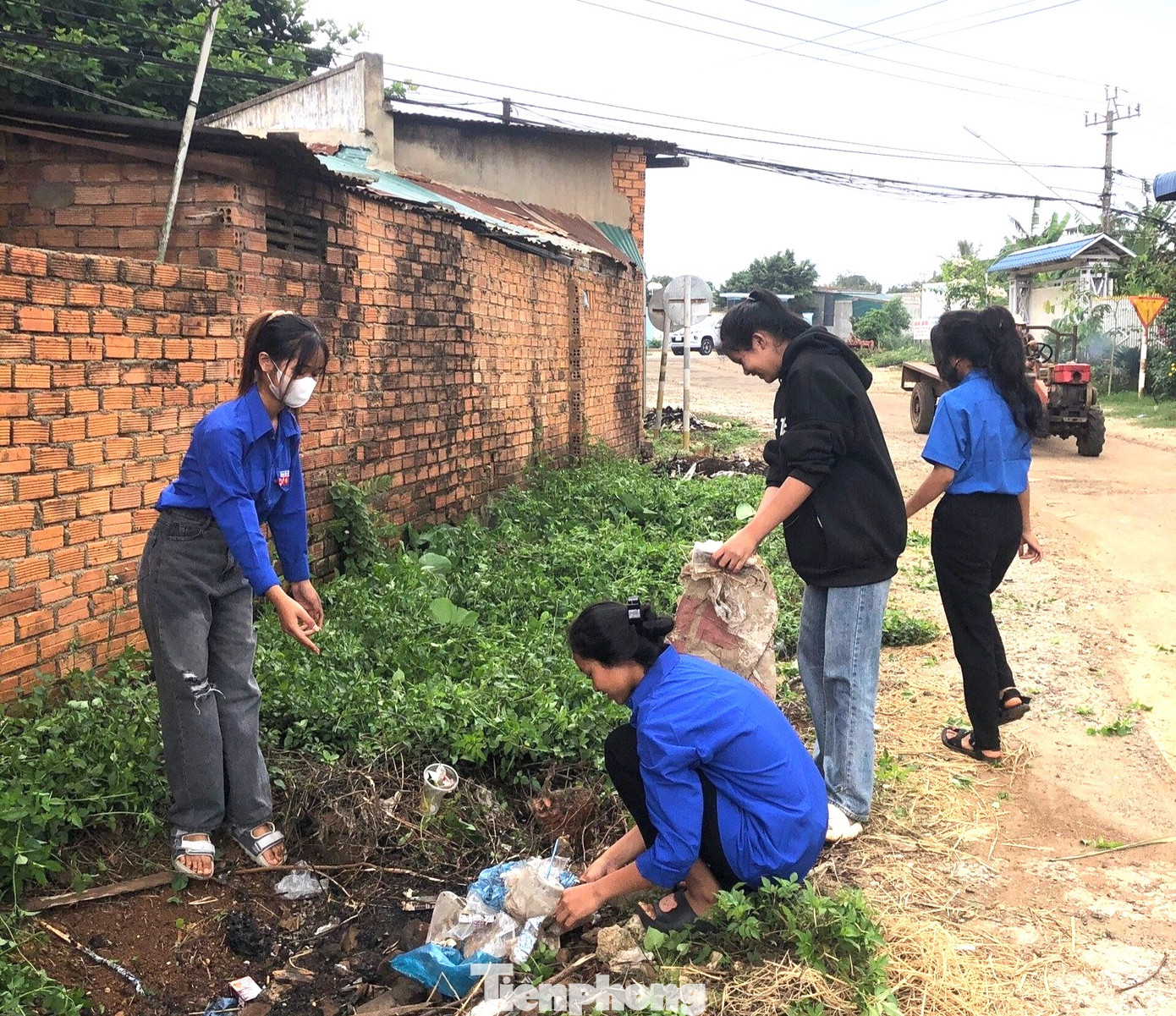 Đoàn thanh niên xóa các điểm đen về rác thải; tháo gỡ quảng cáo rao vặt trái phép, dọn dẹp vệ sinh các tuyến đường, trụ sở làm việc của các cơ quan, đơn vị; lắp đặt 8 trụ đèn năng lượng mặt trời tại trụ sở làm việc...