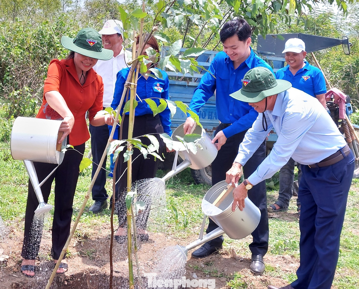 Sau khi thăm hỏi, động viên Mẹ Việt Nam Anh hùng, Đoàn công tác tiếp tục tham gia hoạt động trồng tuyến đường cây xanh tại xã Khuê Ngọc Điền. Sau khi thăm hỏi, động viên Mẹ Việt Nam Anh hùng, Đoàn công tác tiếp tục tham gia hoạt động trồng tuyến đường cây xanh tại xã Khuê Ngọc Điền.