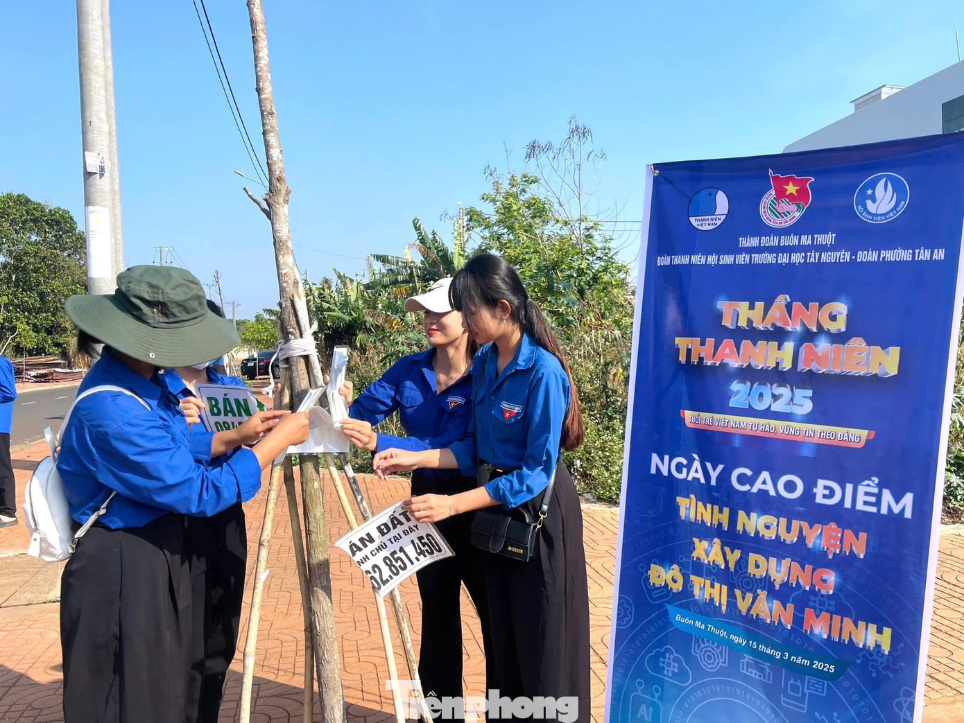 Thời gian qua, chị tích cực tổ chức các phong trào thanh niên tình nguyện, xây dựng và duy trì các mô hình, công trình, phần việc thanh niên gắn với thực hiện nếp sống văn minh đô thị.