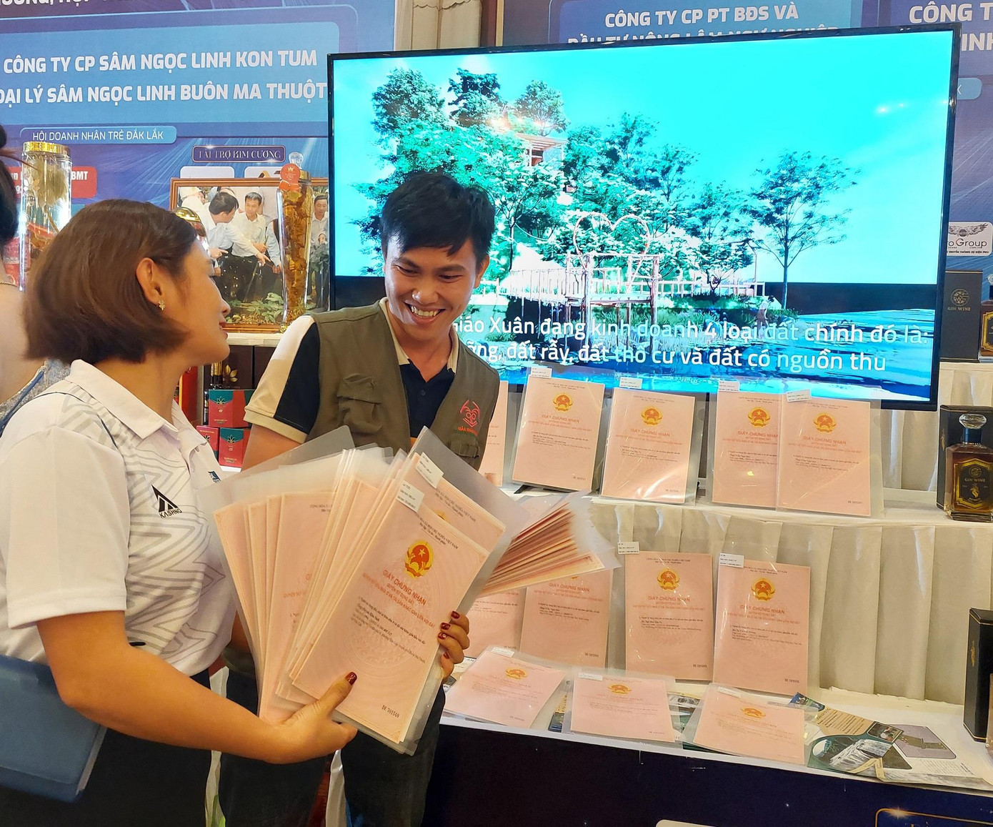 Anh Trường đang tiếp thị sổ đỏ với khách hàng tại hội nghị ngày 10/11 Anh Trường đang tiếp thị sổ đỏ với khách hàng tại hội nghị ngày 10/11