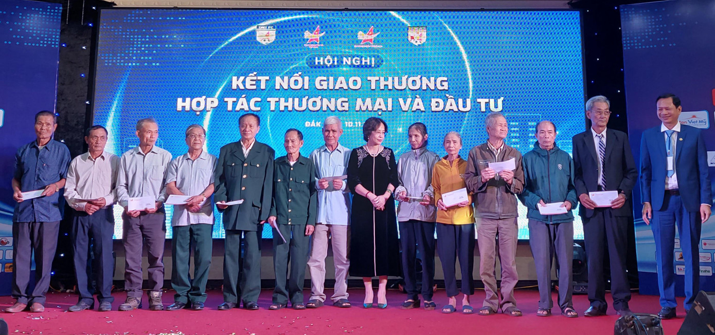 Tặng quà cho nạn nhân chất độc da cam Tặng quà cho nạn nhân chất độc da cam