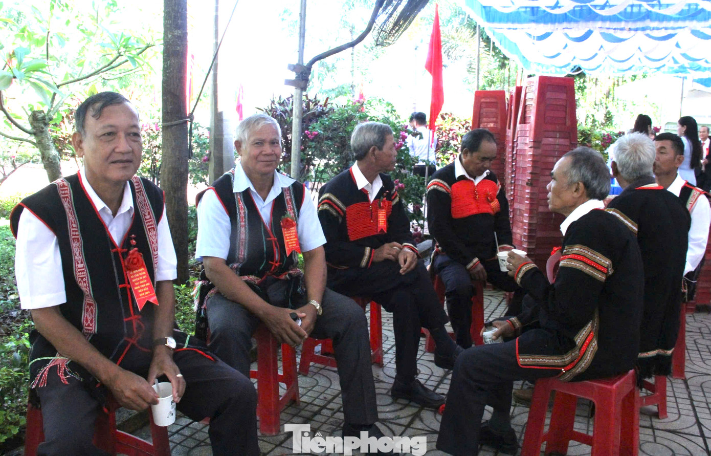 Ông Y Taih (thứ 2, trái qua) tại một sự kiện ở địa phương Ông Y Taih (thứ 2, trái qua) tại một sự kiện ở địa phương