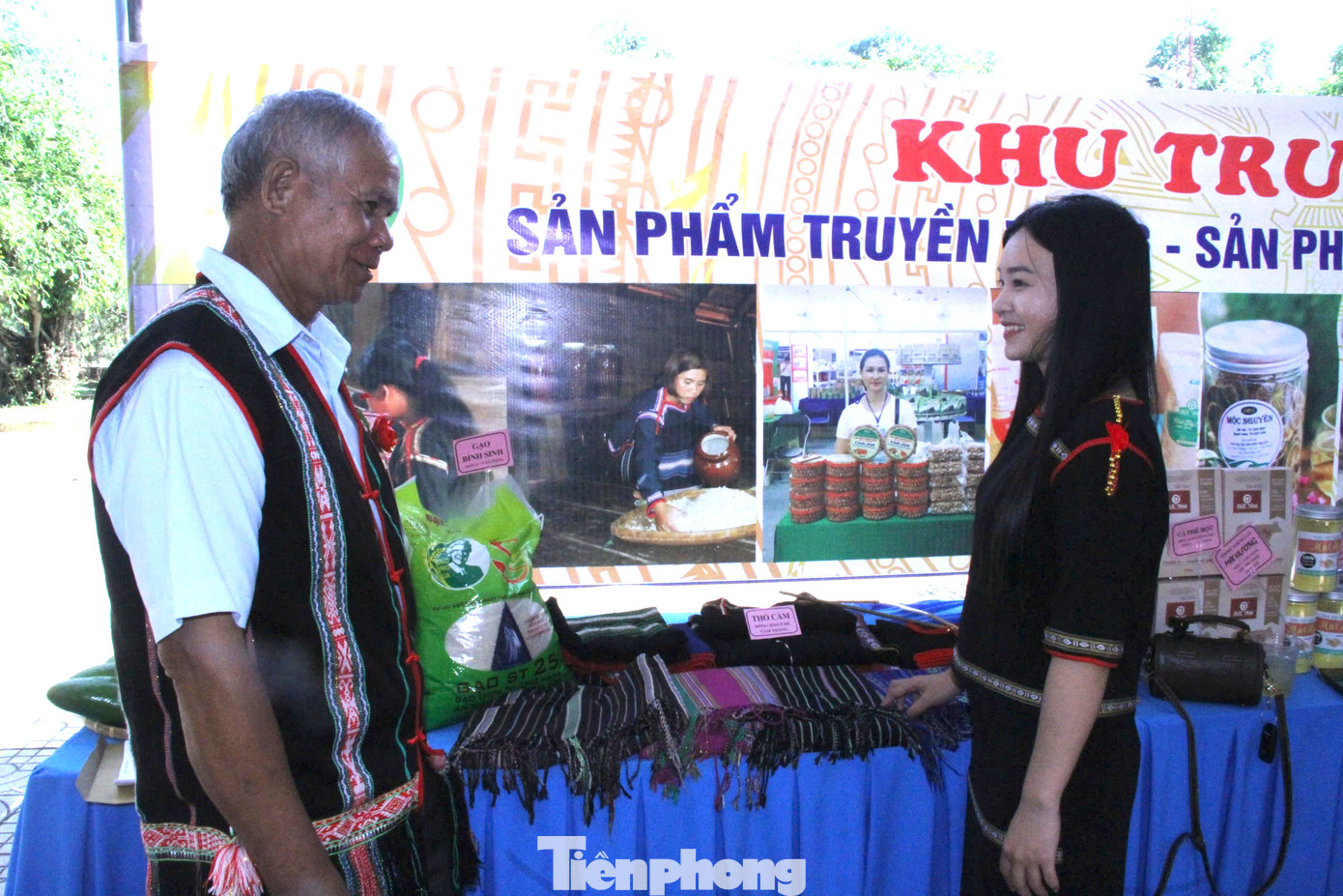 Ông Y Taih luôn quan tâm, tuyên truyền thế hệ trẻ bảo tồn phát huy giá trị văn hóa truyền thống Ông Y Taih luôn quan tâm, tuyên truyền thế hệ trẻ bảo tồn phát huy giá trị văn hóa truyền thống