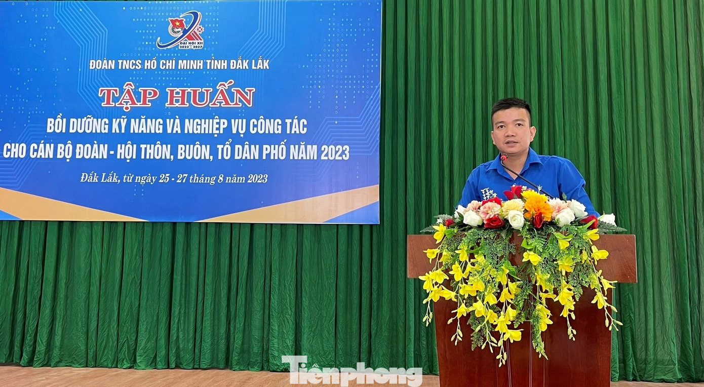 Anh Trần Doãn Tới, Phó Bí thư Tỉnh Đoàn Đắk Lắk phát biểu tại buổi tập huấn Anh Trần Doãn Tới, Phó Bí thư Tỉnh Đoàn Đắk Lắk phát biểu tại buổi tập huấn