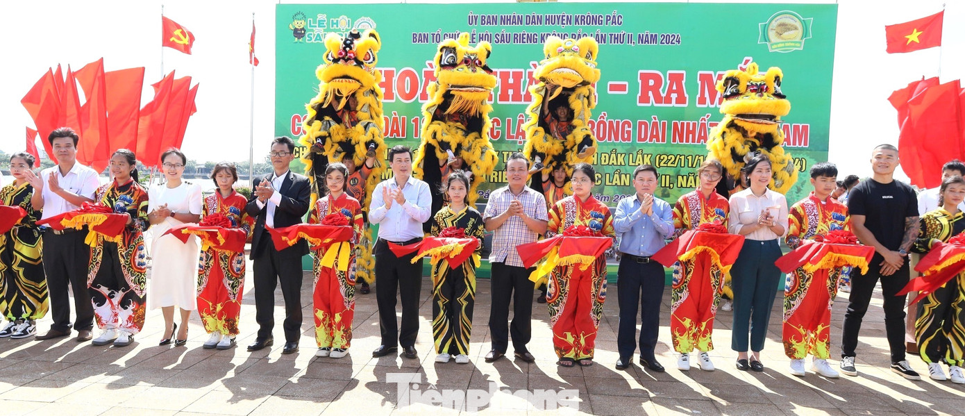 Các đại biểu cắt băng khánh thành và ra mắt con rồng dài 120m. Các đại biểu cắt băng khánh thành và ra mắt con rồng dài 120m.