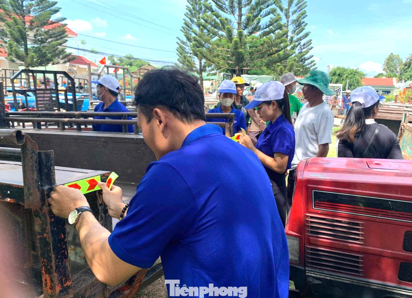 Đoàn thanh niên dán phản quang cho xe máy cày Đoàn thanh niên dán phản quang cho xe máy cày