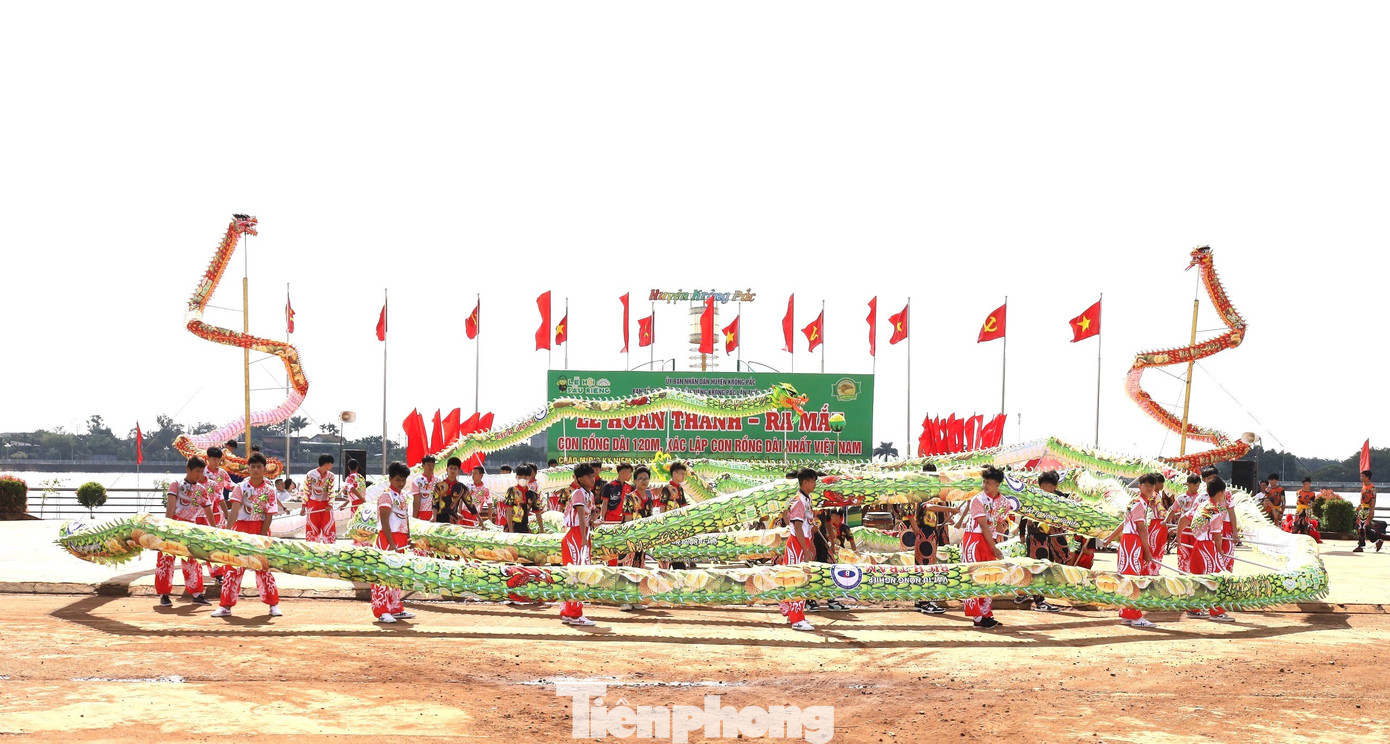 Con rồng dài 120m. Con rồng dài 120m.