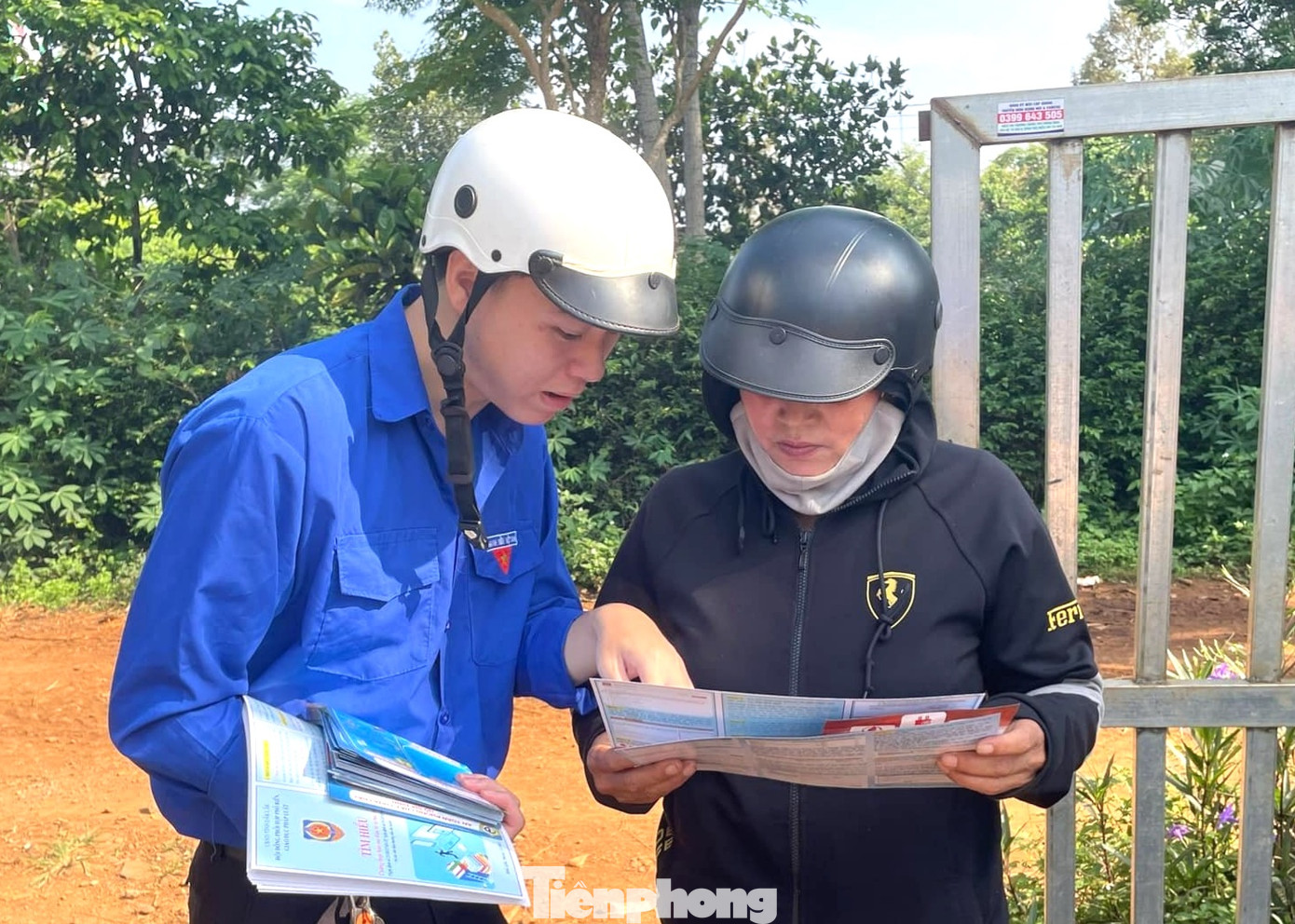 Đoàn viên, thanh niên phát tờ rơi tuyên truyền về pháp luật cho người dân Đoàn viên, thanh niên phát tờ rơi tuyên truyền về pháp luật cho người dân