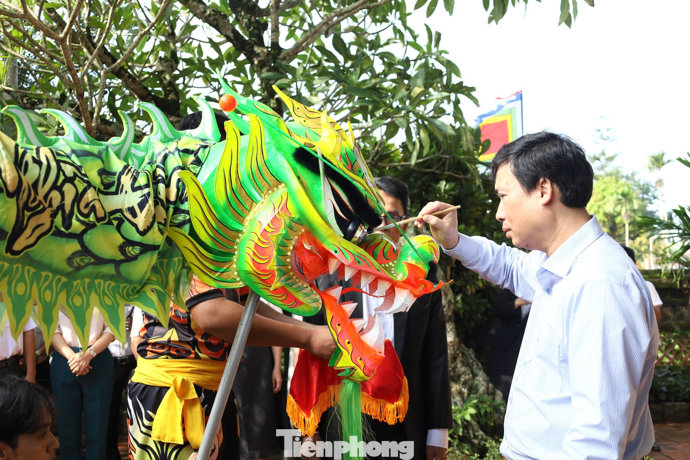 Ông Trần Hồng Tiến - Bí thư Huyện ủy Krông Pắc - khai quang điểm nhãn cho rồng. Ông Trần Hồng Tiến - Bí thư Huyện ủy Krông Pắc - khai quang điểm nhãn cho rồng.