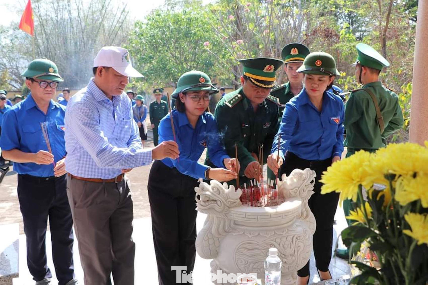 Các đại biểu dâng hương tưởng niệm tại Nhà bia ghi danh