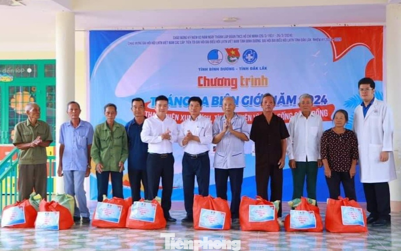 Đoàn công tác tặng quà cho các gia đình chính sách