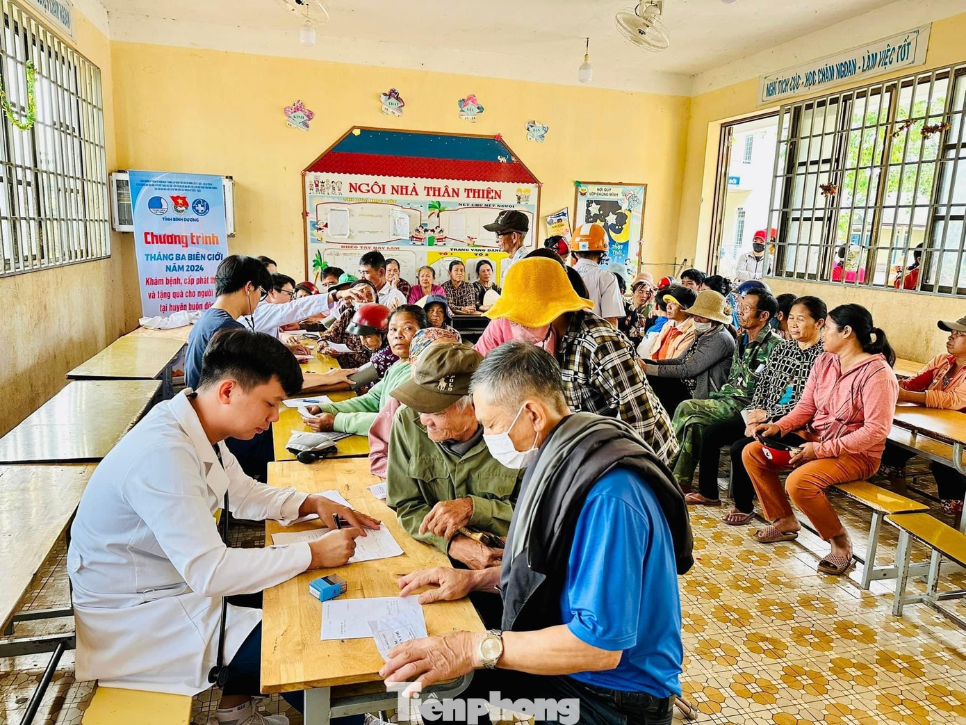 Người dân được khám bệnh, phát thuốc miễn phí