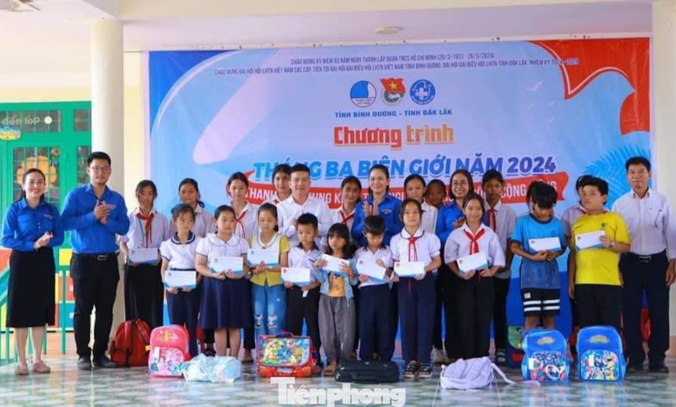 Học sinh nghèo hiếu học được tặng học bổng