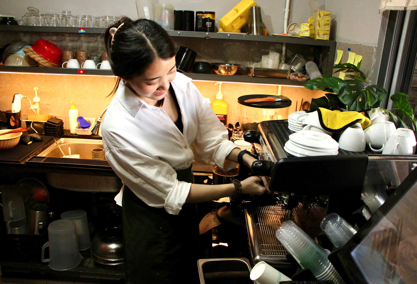 Chị Thúy cảm thấy vui hạnh phúc tự tay pha cà phê cho khách.