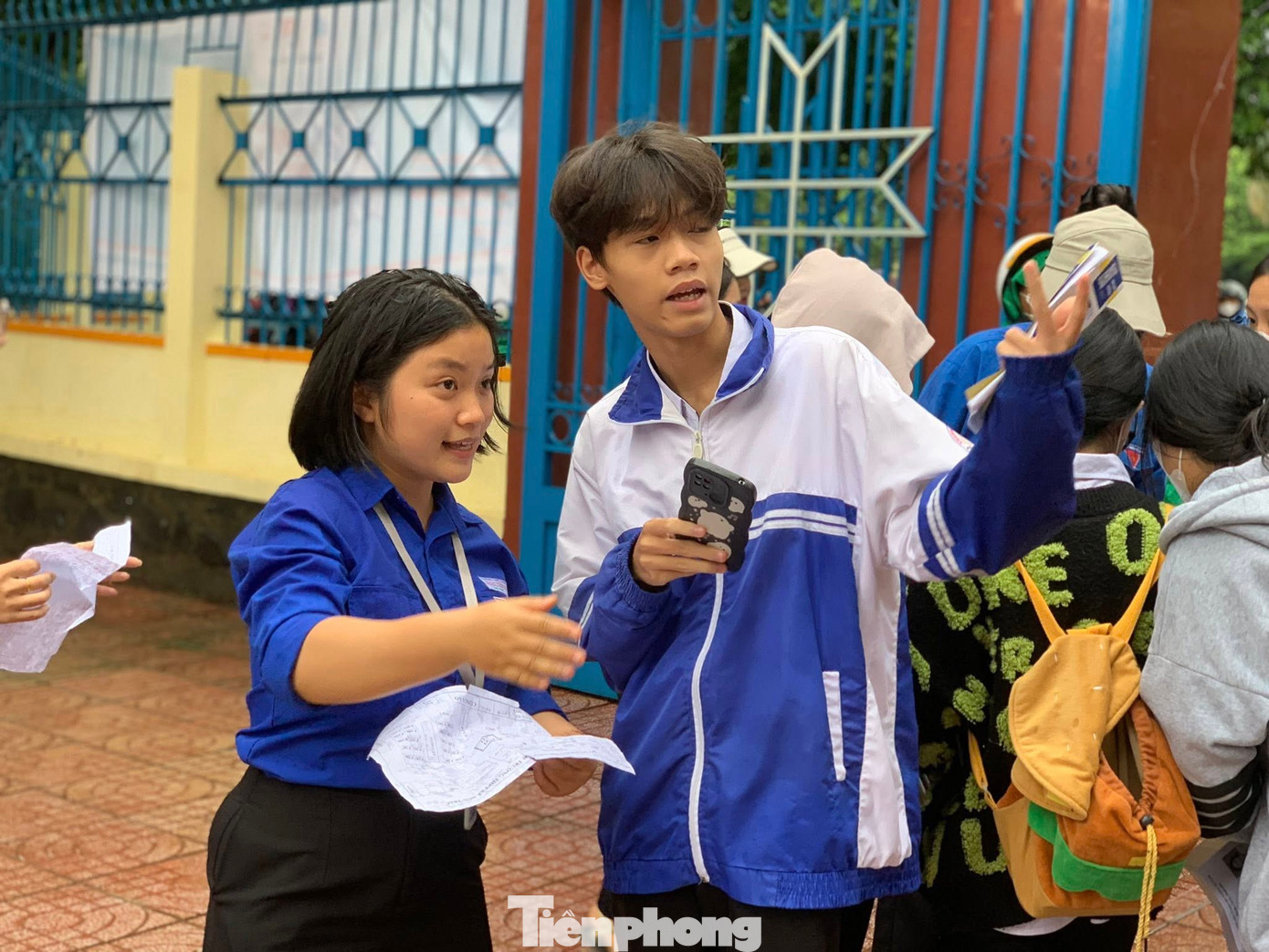 Tình nguyện viên trên địa bàn huyện Cư M'gar hướng dẫn thí sinh làm thủ tục