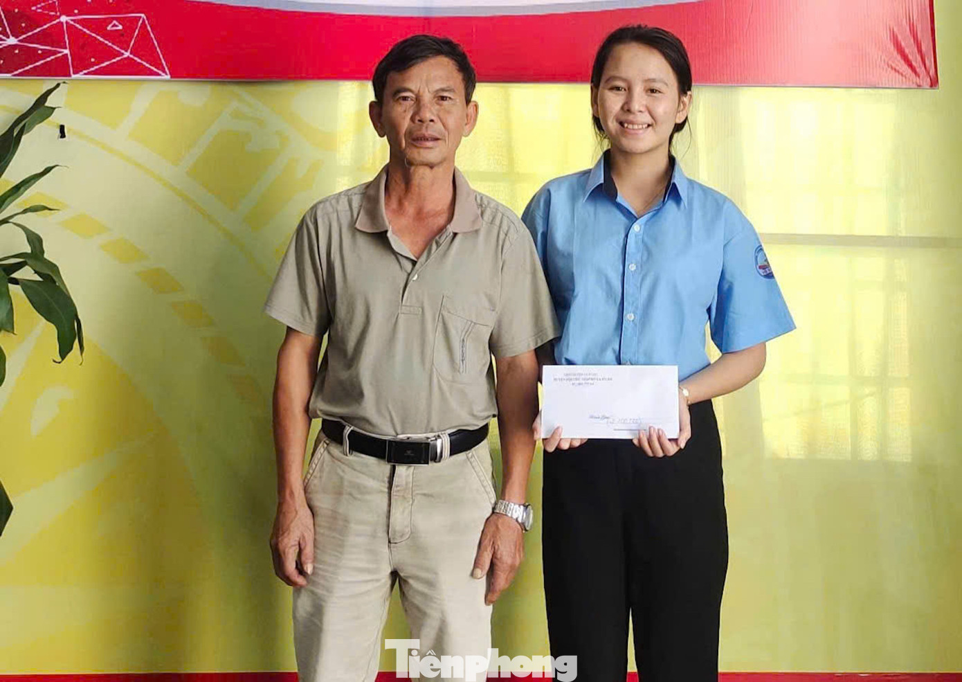 Em Lê Thị Thanh Vy và bố tại một lễ trao tặng học bổng cho học sinh nghèo học giỏi