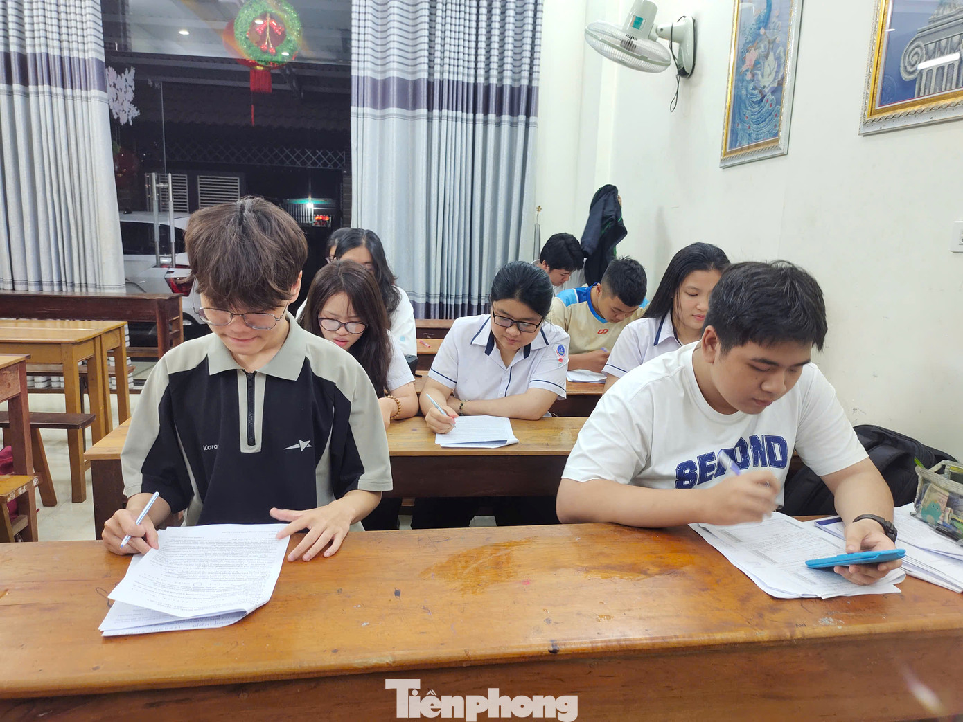 Em Nguyễn Hoàng Vũ (phải) cùng các bạn ôn tập trước kỳ thi