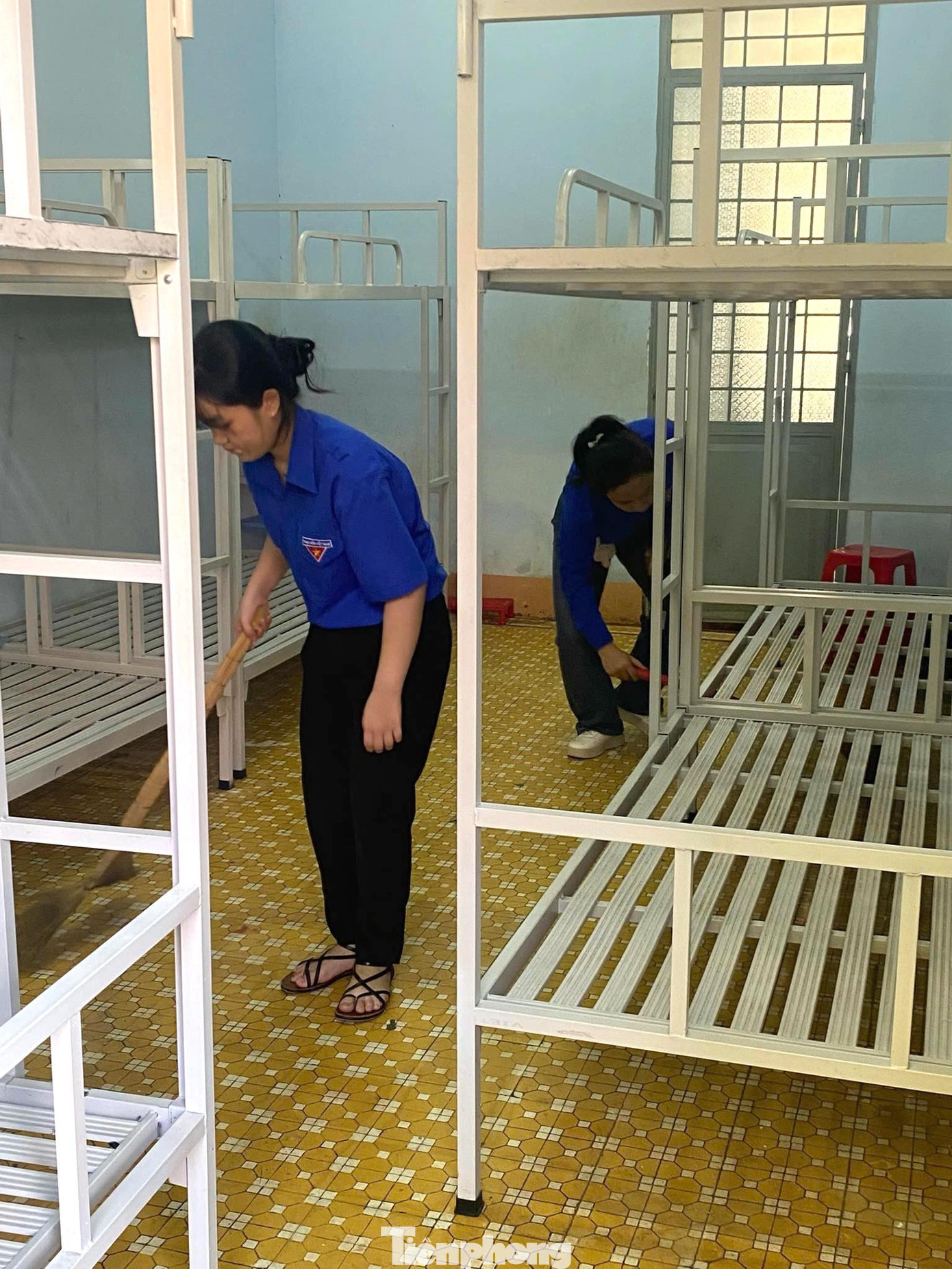 Các bạn tình nguyện viên sắp xếp, dọn vệ sinh chỗ ở cho thí sinh