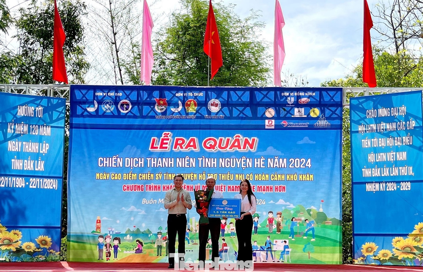 Đoàn công tác trao tặng 1,5 tấn gạo cho người dân trên địa bàn xã Đoàn công tác trao tặng 1,5 tấn gạo cho người dân trên địa bàn xã