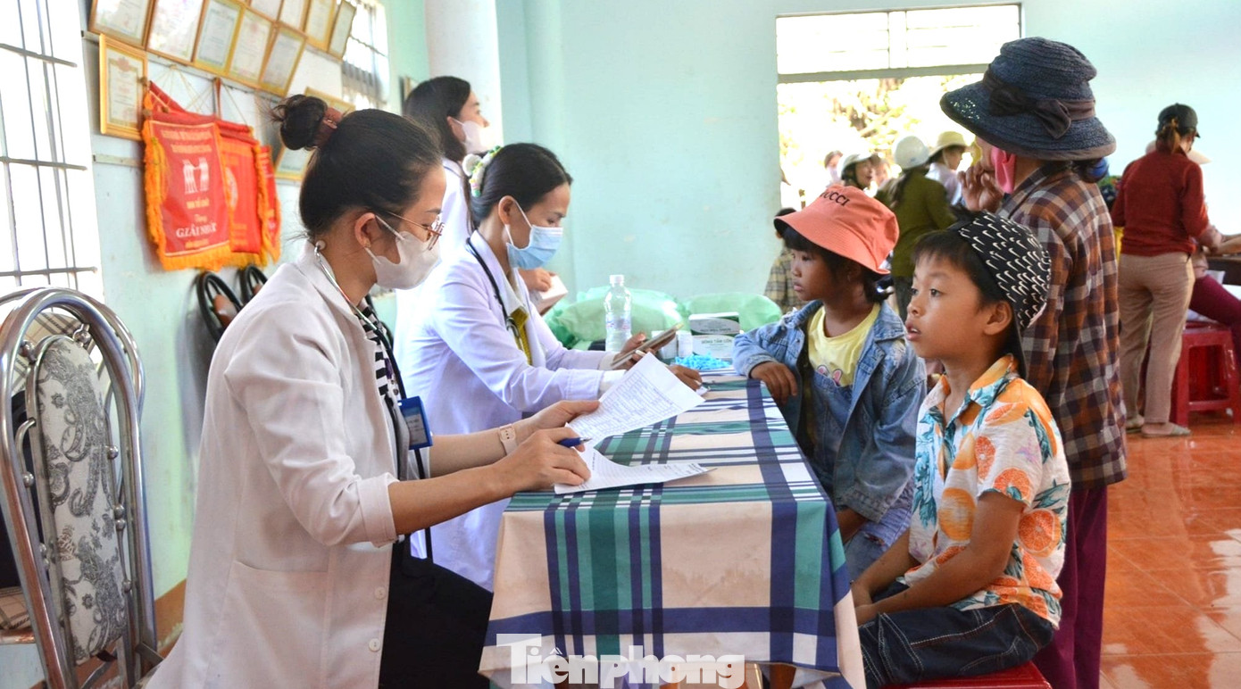 Các y, bác sĩ khám bệnh, tư vấn cấp phát thuốc miễn phí cho người dân và trẻ em trên địa bàn xã Hoà Phú Các y, bác sĩ khám bệnh, tư vấn cấp phát thuốc miễn phí cho người dân và trẻ em trên địa bàn xã Hoà Phú