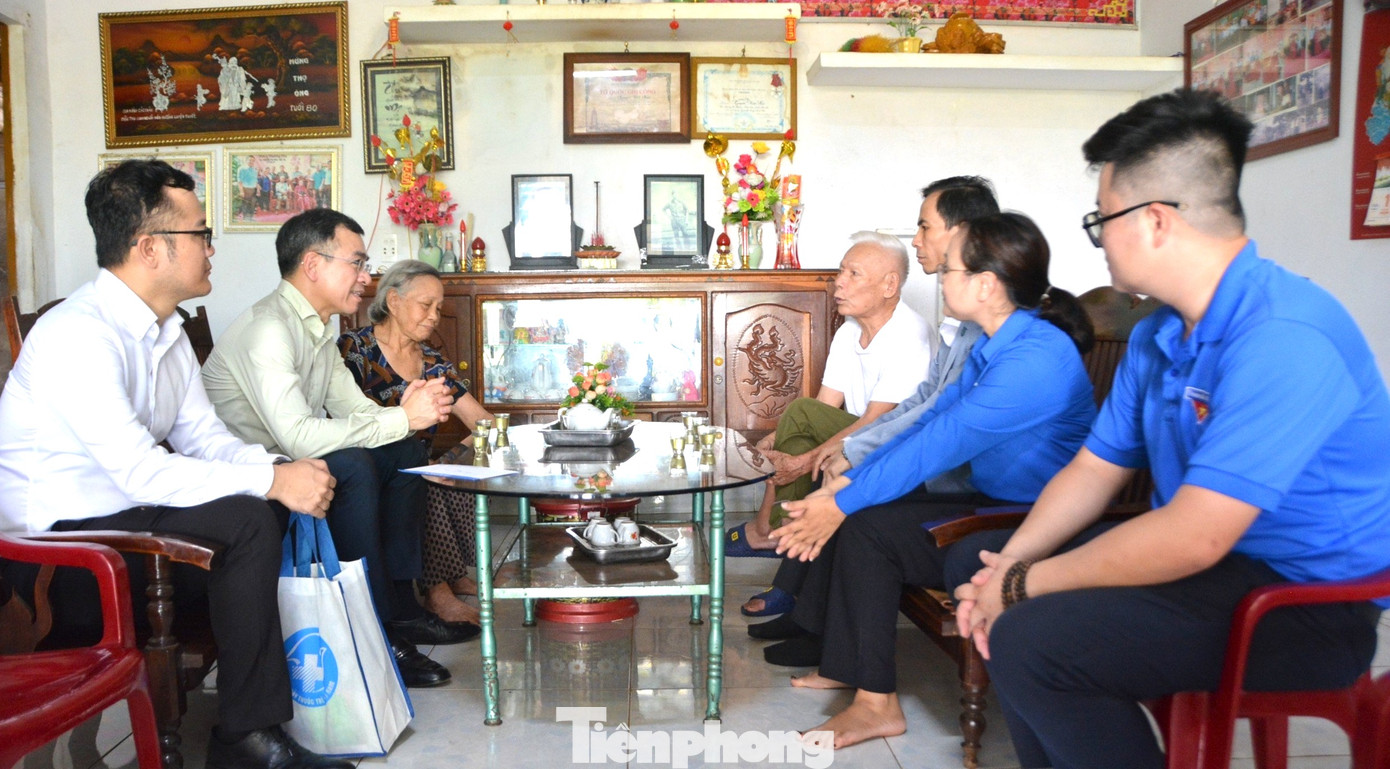 Đoàn công tác thăm, tặng quà cho gia đình chính sách, người có công với cách mạng tại buôn Tuôr, xã Hòa Phú. Đoàn công tác thăm, tặng quà cho gia đình chính sách, người có công với cách mạng tại buôn Tuôr, xã Hòa Phú.