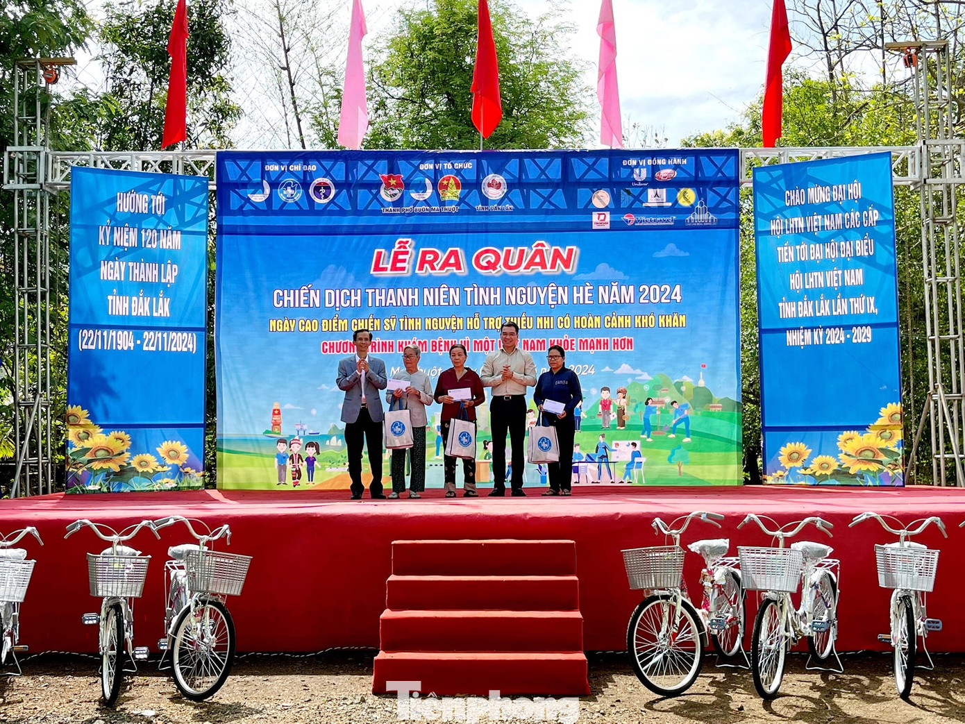 Trung ương Hội thầy thuốc trẻ Việt Nam trao tặng quà cho các hộ gia đình Trung ương Hội thầy thuốc trẻ Việt Nam trao tặng quà cho các hộ gia đình