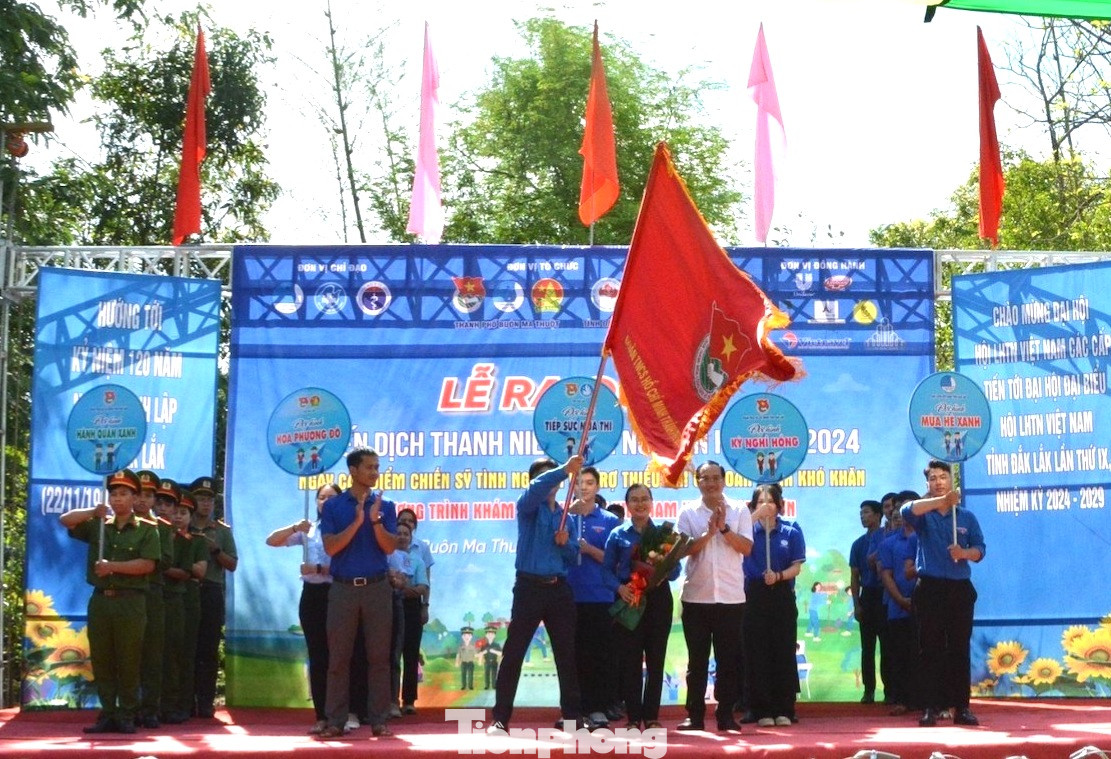 Lễ trao cờ và phất cờ ra quân chiến dịch Lễ trao cờ và phất cờ ra quân chiến dịch