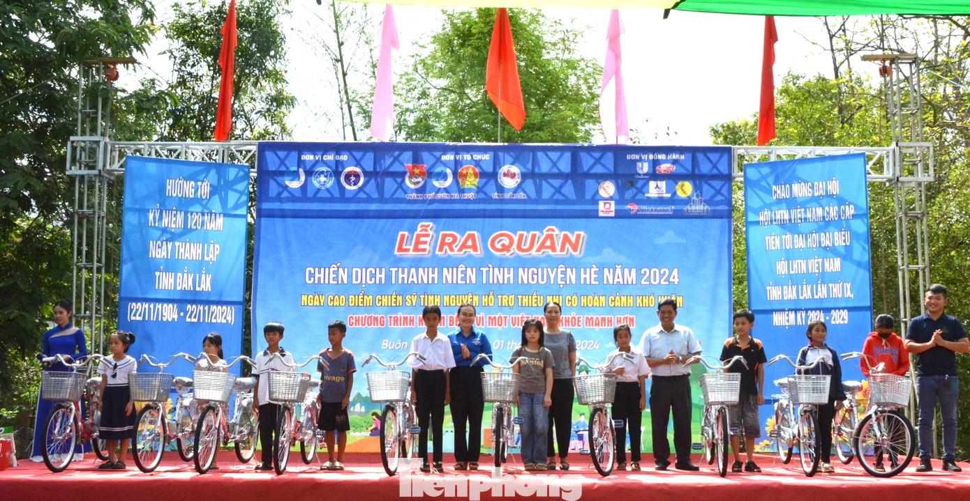 Học sinh khó khăn được nhận xe đạp Học sinh khó khăn được nhận xe đạp