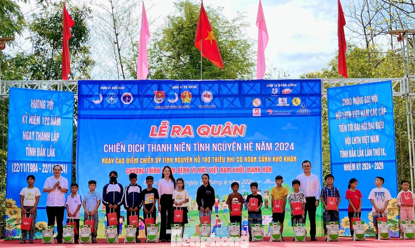 Trẻ em xã Hoà Phú được nhận quà và gạo Trẻ em xã Hoà Phú được nhận quà và gạo