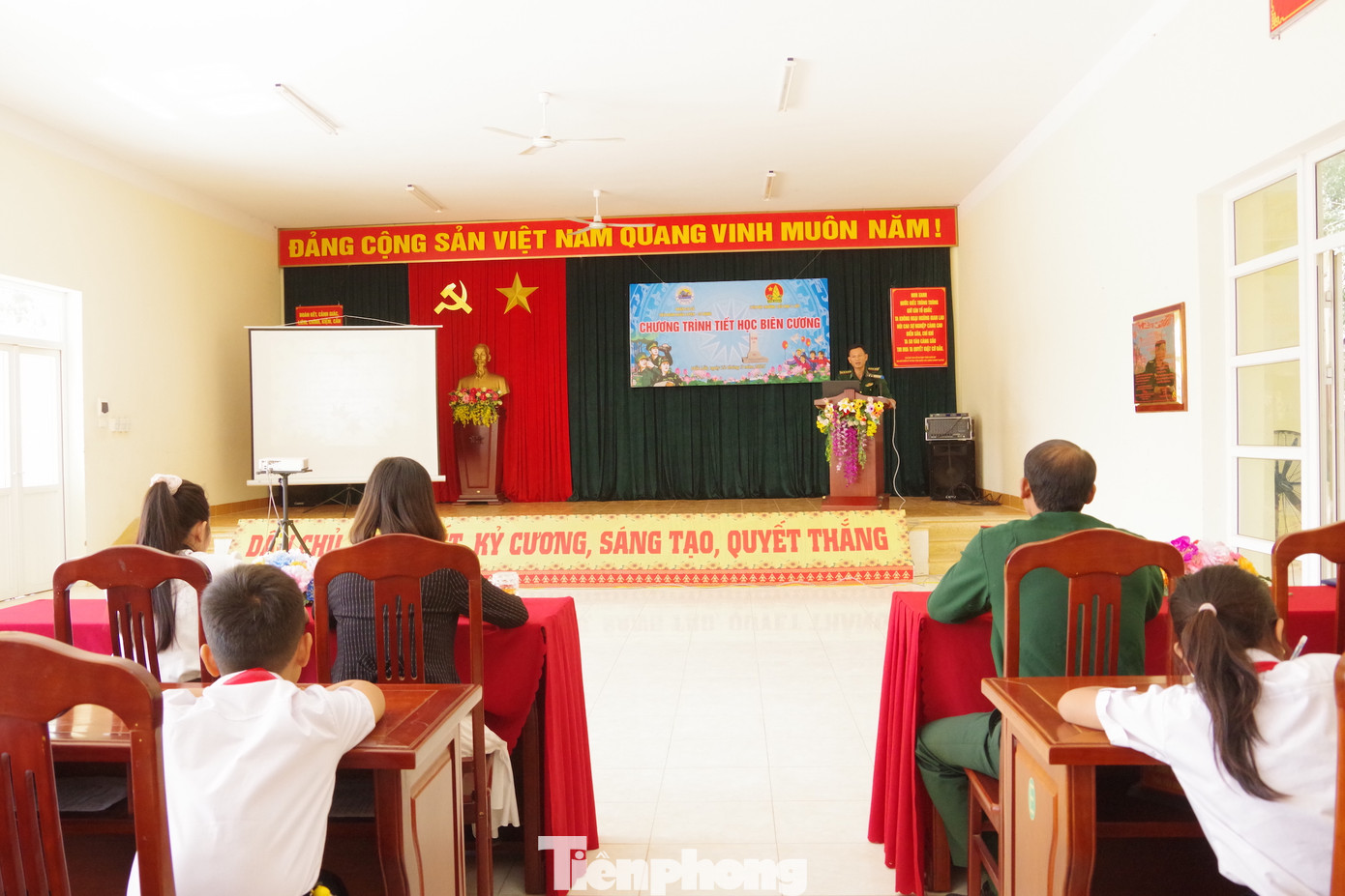 Đại úy Phạm Văn Tiến, Chính trị viên phó Tiểu đoàn Huấn luyện – Cơ động cho biết, thông qua chương trình “Tiết học biên cương” nhằm đẩy mạnh công tác phối hợp, tuyên truyền nâng cao nhận thức, khơi dậy niềm tự hào dân tộc, bồi đắp tình yêu biên cương Tổ quốc, biển đảo quê hương, tình cảm đối với Bộ đội Biên phòng.