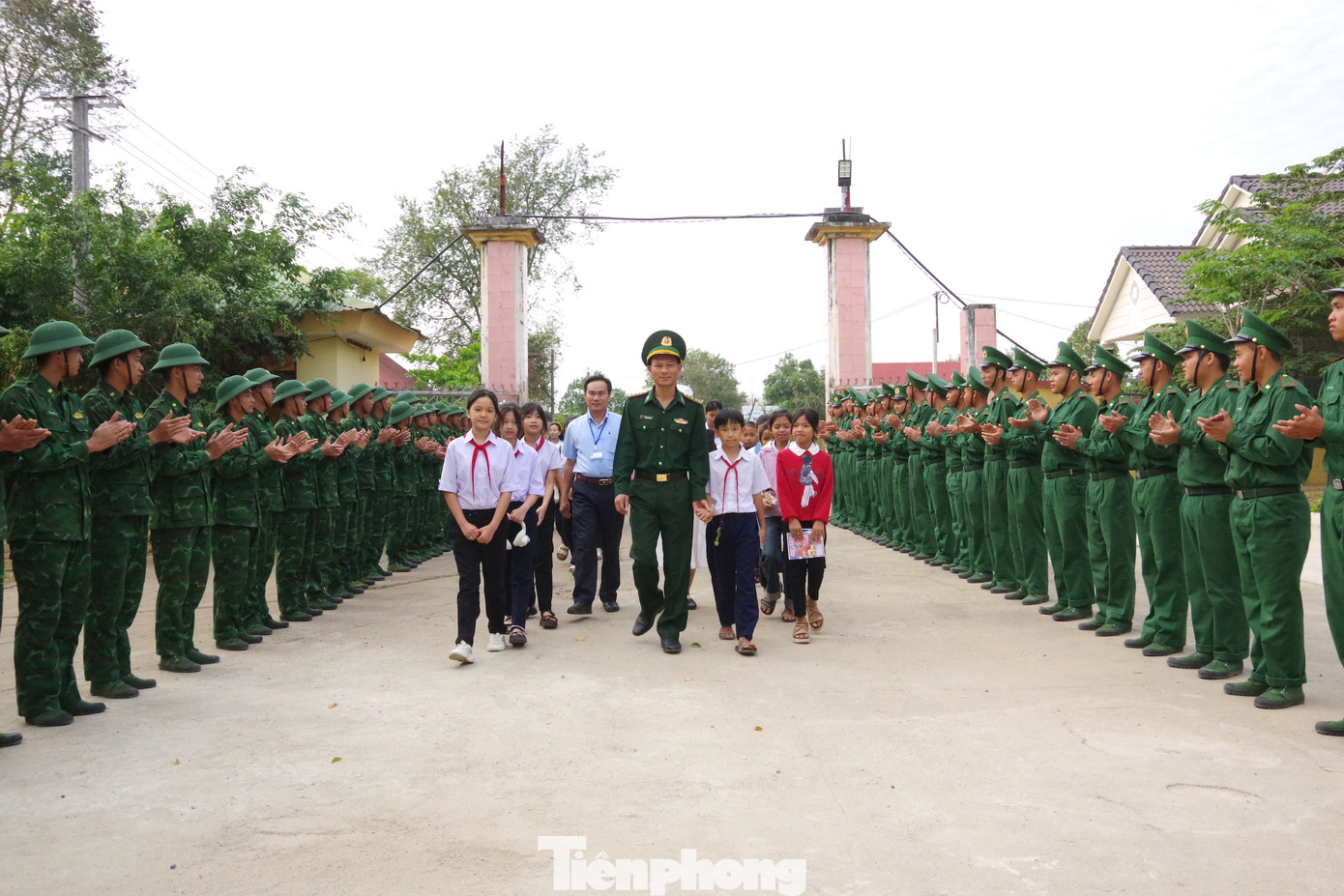 Mới đây, Tiểu đoàn Huấn luyện – Cơ động (Bộ đội Biên phòng tỉnh Đắk Lắk) phối hợp với Trường Tiểu học Y Jút (xã Krông Na, huyện Buôn Đôn) tổ chức chương trình “Tiết học biên cương”. Chương trình thu hút hơn 70 em học sinh, thầy, cô giáo và phụ huynh học sinh trên địa bàn xã tham gia.