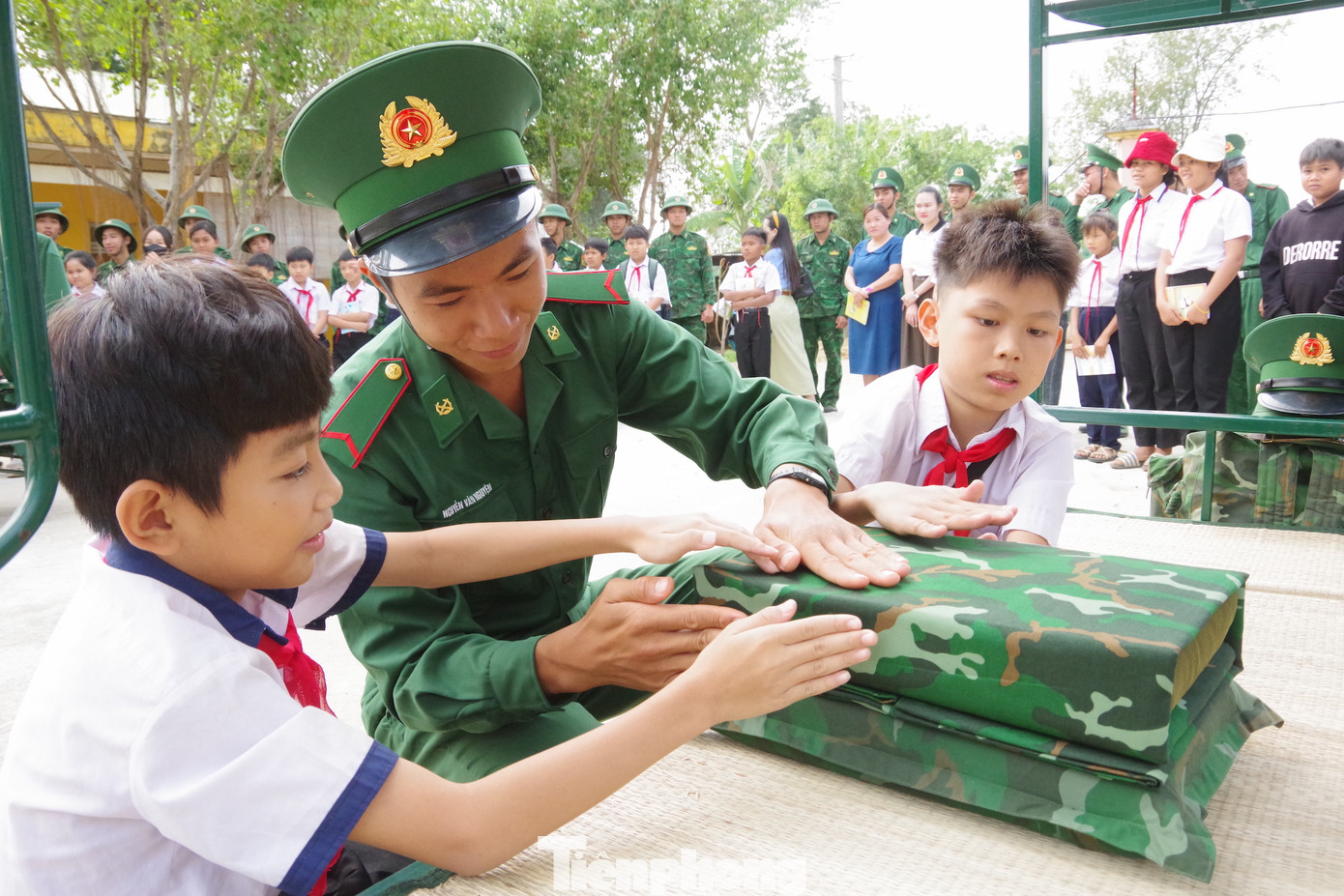 Các em được học tập về nội dung Luật biên giới quốc gia, Luật biên phòng Việt Nam; tham quan và nghe giới thiệu về lịch sử, ý nghĩa của cột mốc biên giới; tham quan nơi ở, sắp xếp nội vụ cùng cán bộ, chiến sĩ đơn vị và tham gia tăng gia, sản xuất tại vườn rau xanh của đơn vị.