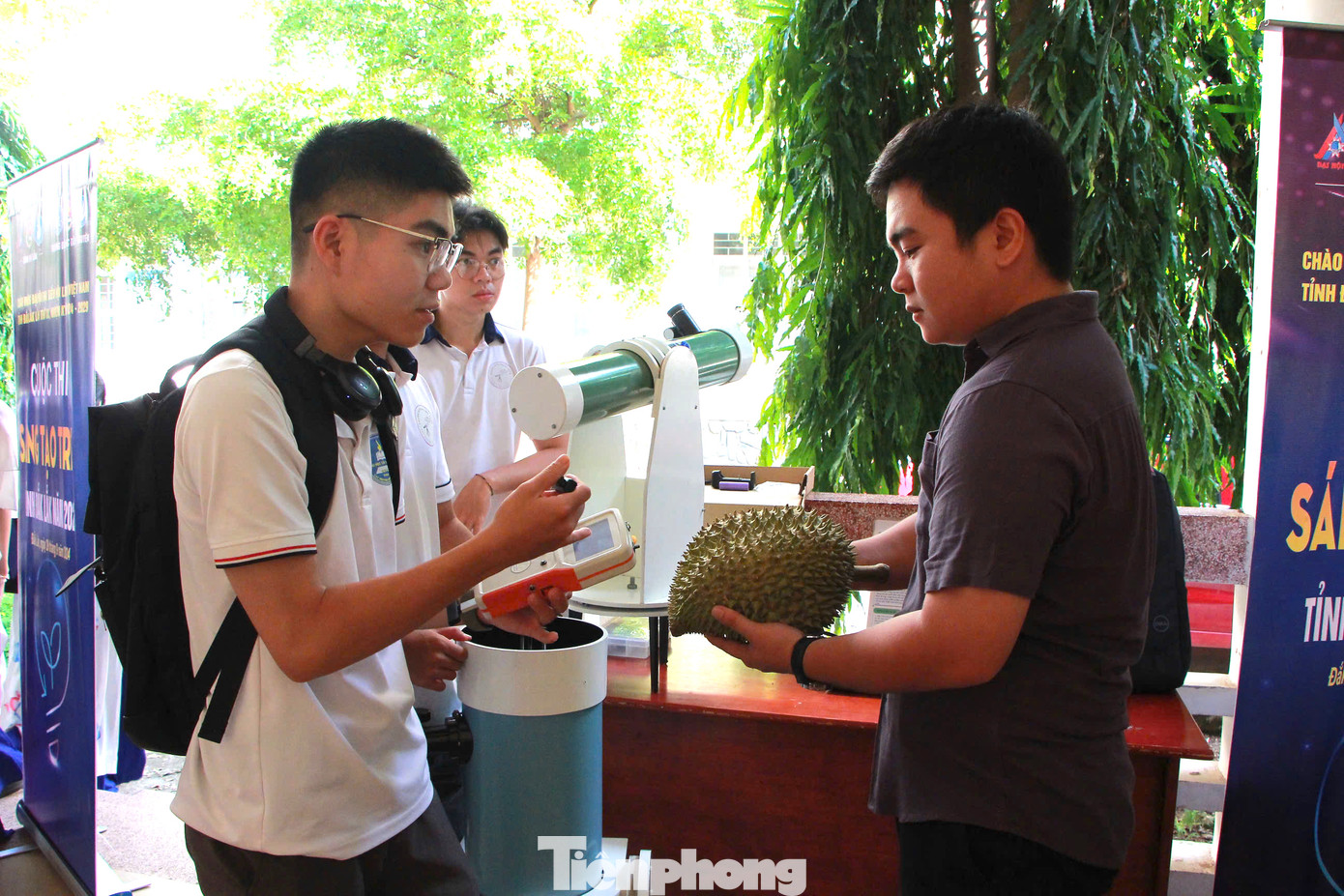 Đại diện sinh viên trường Đại học Tây Nguyên chia sẻ về dự án thiết bị hỗ trợ gõ sầu riêng.