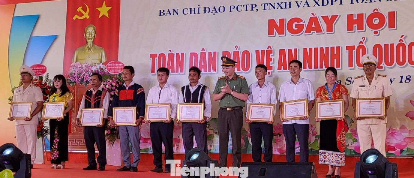 Bộ Công an tặng bằng khen cho cá nhân, tập thể xuất sắc