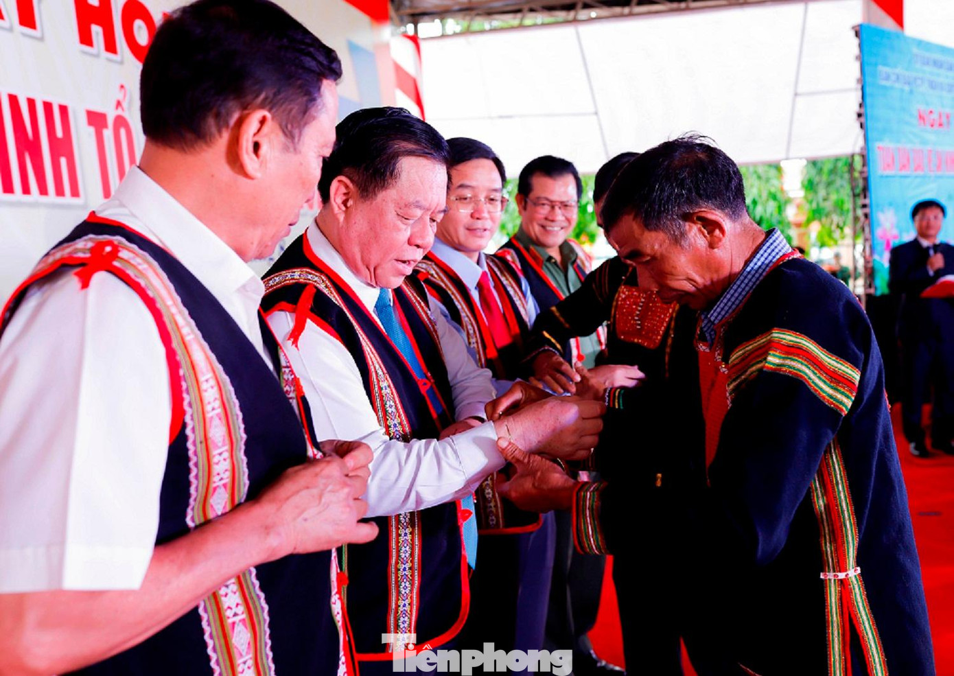 Già làng trao vòng tay cho đại biểu Trung ương và tỉnh