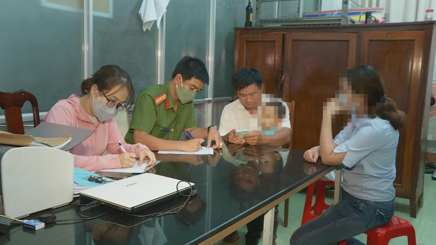 Công an làm việc với đại diện gia đình cháu bé Công an làm việc với đại diện gia đình cháu bé