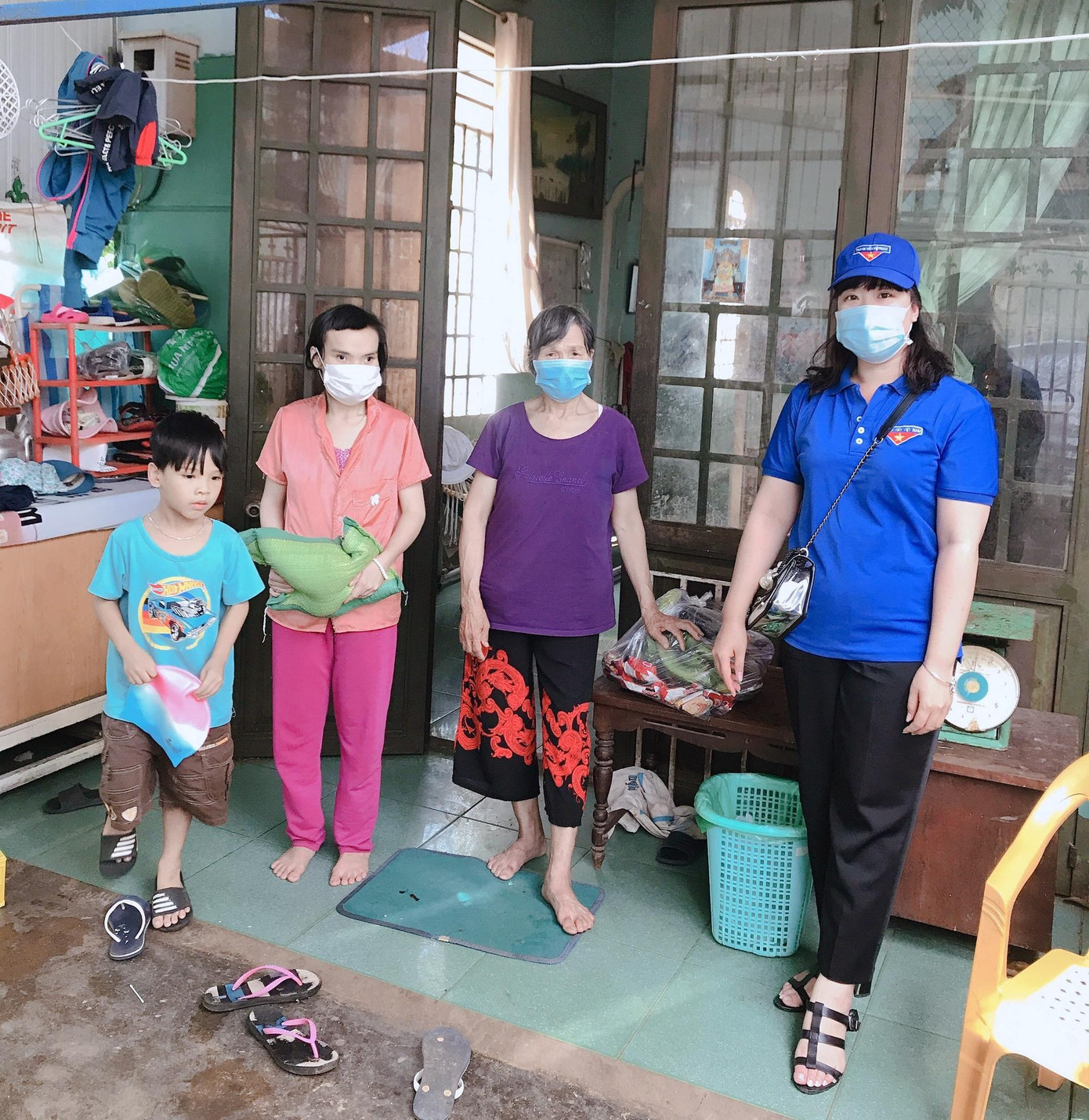 Bà Ngọt (thứ 2 phải qua) xúc động khi nhận quà Bà Ngọt (thứ 2 phải qua) xúc động khi nhận quà