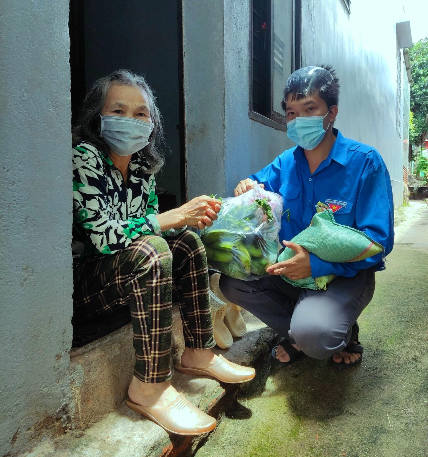 Đoàn viên thanh niên đến từng nhà tặng quà cho các gia đình khó khăn Đoàn viên thanh niên đến từng nhà tặng quà cho các gia đình khó khăn