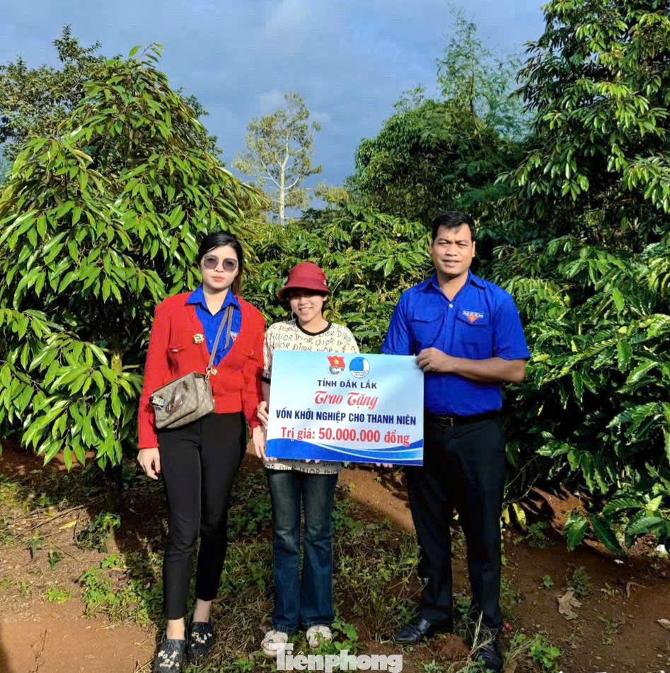 Trao bảng tượng trưng vốn khởi nghiệp cho thanh niên.