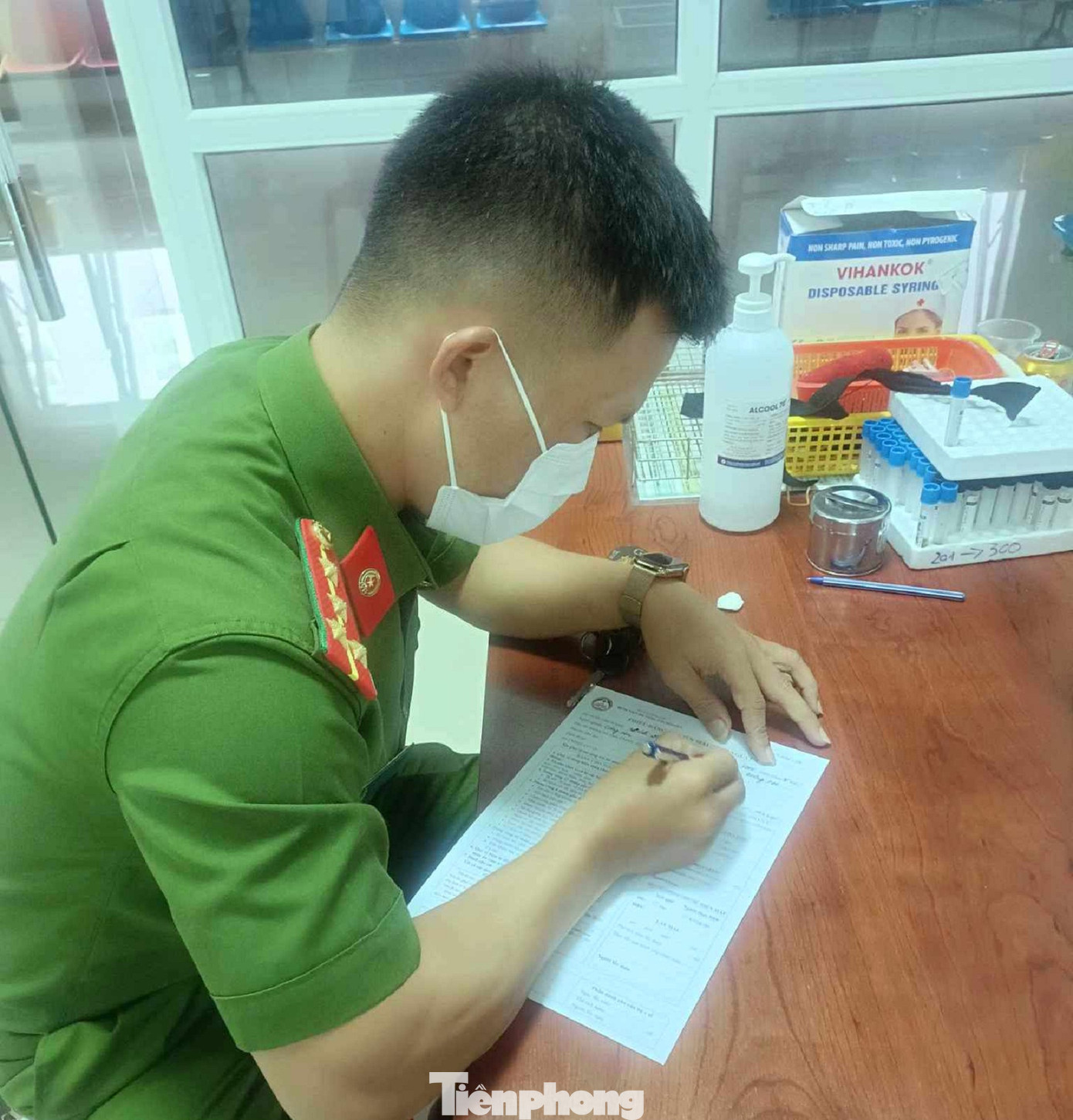 Đại úy Giáp làm thủ tục khám sàng lọc trước khi hiến tiểu cầu Đại úy Giáp làm thủ tục khám sàng lọc trước khi hiến tiểu cầu