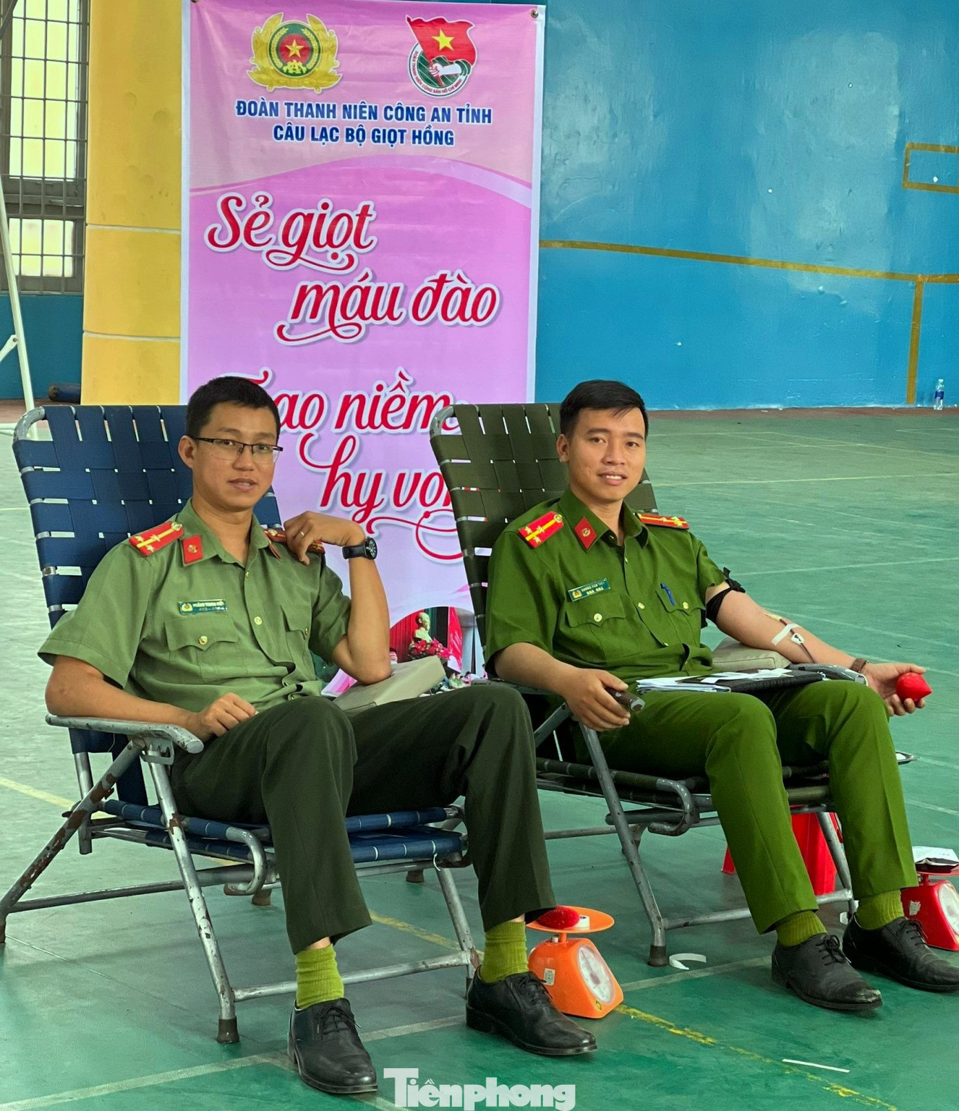 Chiến sĩ công an Đắk Lắk tham gia nhiều đợt hiến máu tình nguyện Chiến sĩ công an Đắk Lắk tham gia nhiều đợt hiến máu tình nguyện