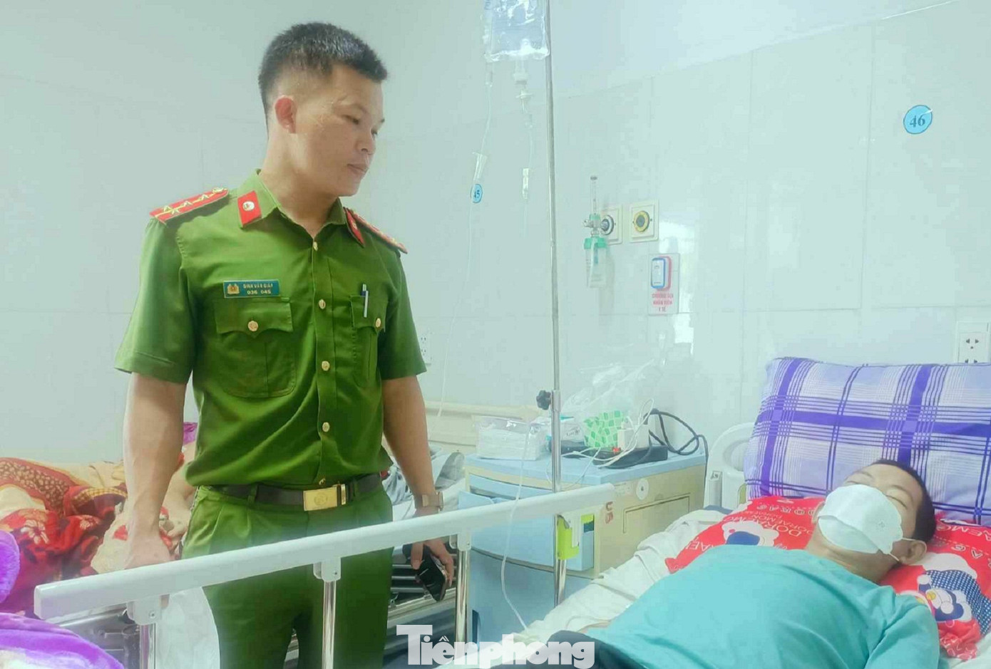 Sau khi hiến tiểu cầu, đại úy Giáp đến hỏi thăm sức khỏe, động viên bệnh nhân Sau khi hiến tiểu cầu, đại úy Giáp đến hỏi thăm sức khỏe, động viên bệnh nhân