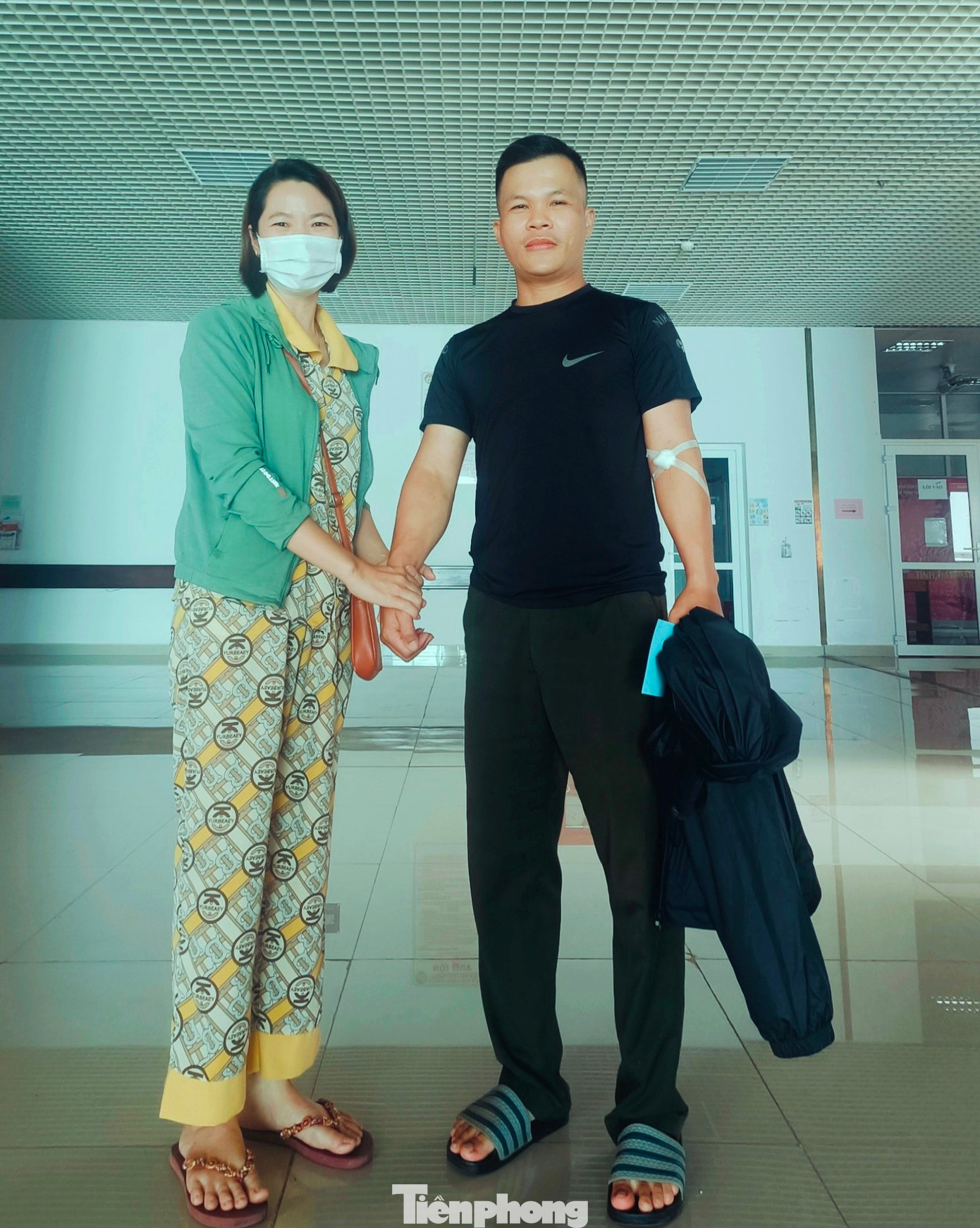 Sau mỗi lần hiến xong tiểu cầu, người nhà bệnh nhân nắm tay đại úy Giáp bày tỏ sự cảm ơn Sau mỗi lần hiến xong tiểu cầu, người nhà bệnh nhân nắm tay đại úy Giáp bày tỏ sự cảm ơn