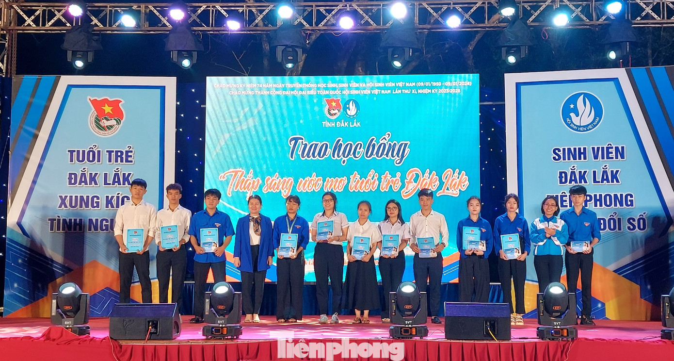 Học sinh, sinh viên khó khăn được nhận học bổng.